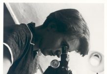 Rosalind Franklin au microscope